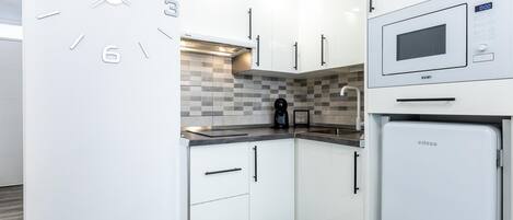 Réfrigérateur, four, cafetière/bouilloire, grille-pain