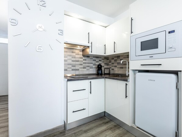 Fridge, oven, coffee/tea maker, toaster