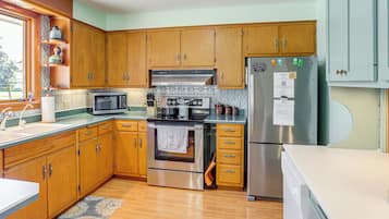 Fridge, microwave, stovetop, dishwasher