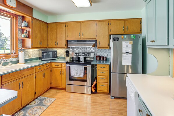 Fridge, microwave, stovetop, dishwasher