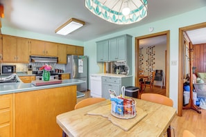 Fridge, microwave, stovetop, dishwasher