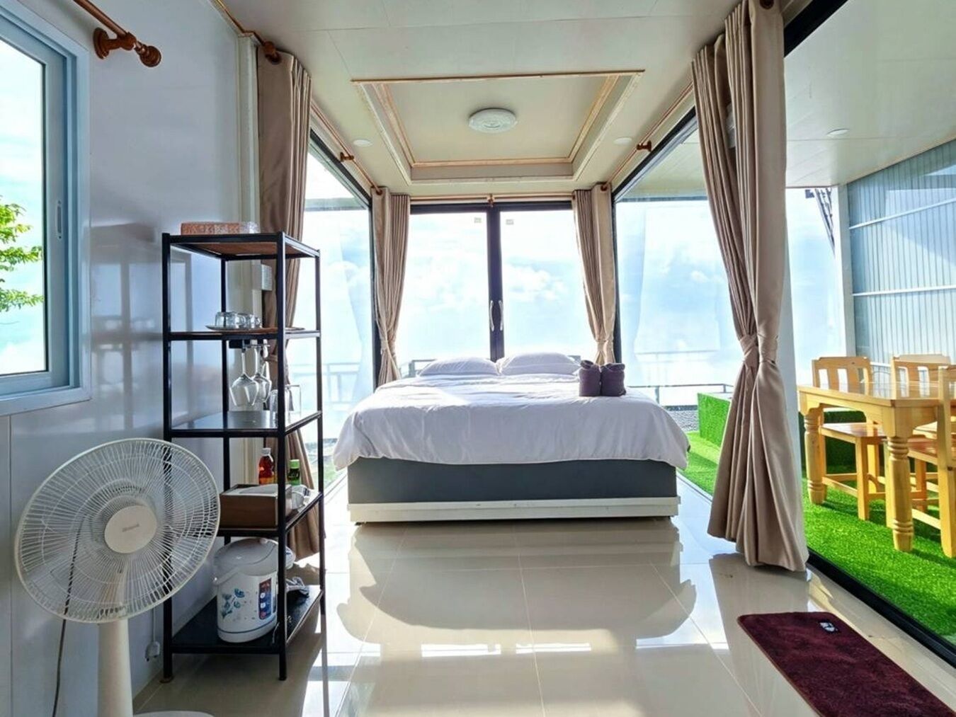 Quarto luxo, sacada, vista para a montanha | Individualmente decorados, individualmente mobiliados, roupa de cama