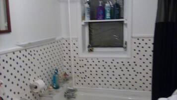 Serviettes fournies, savon, papier toilette