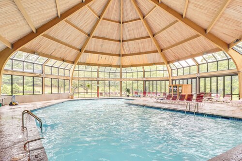 Modern Mountain Escape in Poconos: Walk to Slopes!