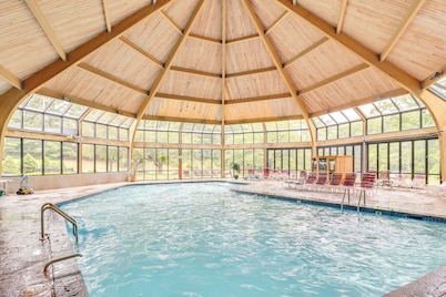 Modern Mountain Escape in Poconos: Walk to Slopes!