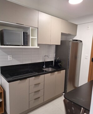 Geladeira, micro-ondas, fogão, cooktop