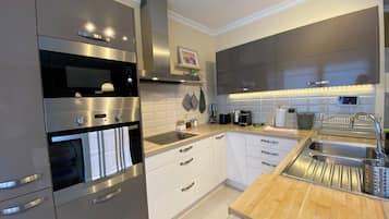 Geladeira, micro-ondas, fogão, cooktop