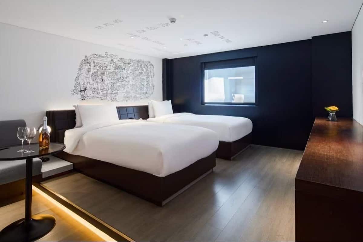 Quarto duplo | Edredons de pluma, cortinas blackout, quartos à prova de som