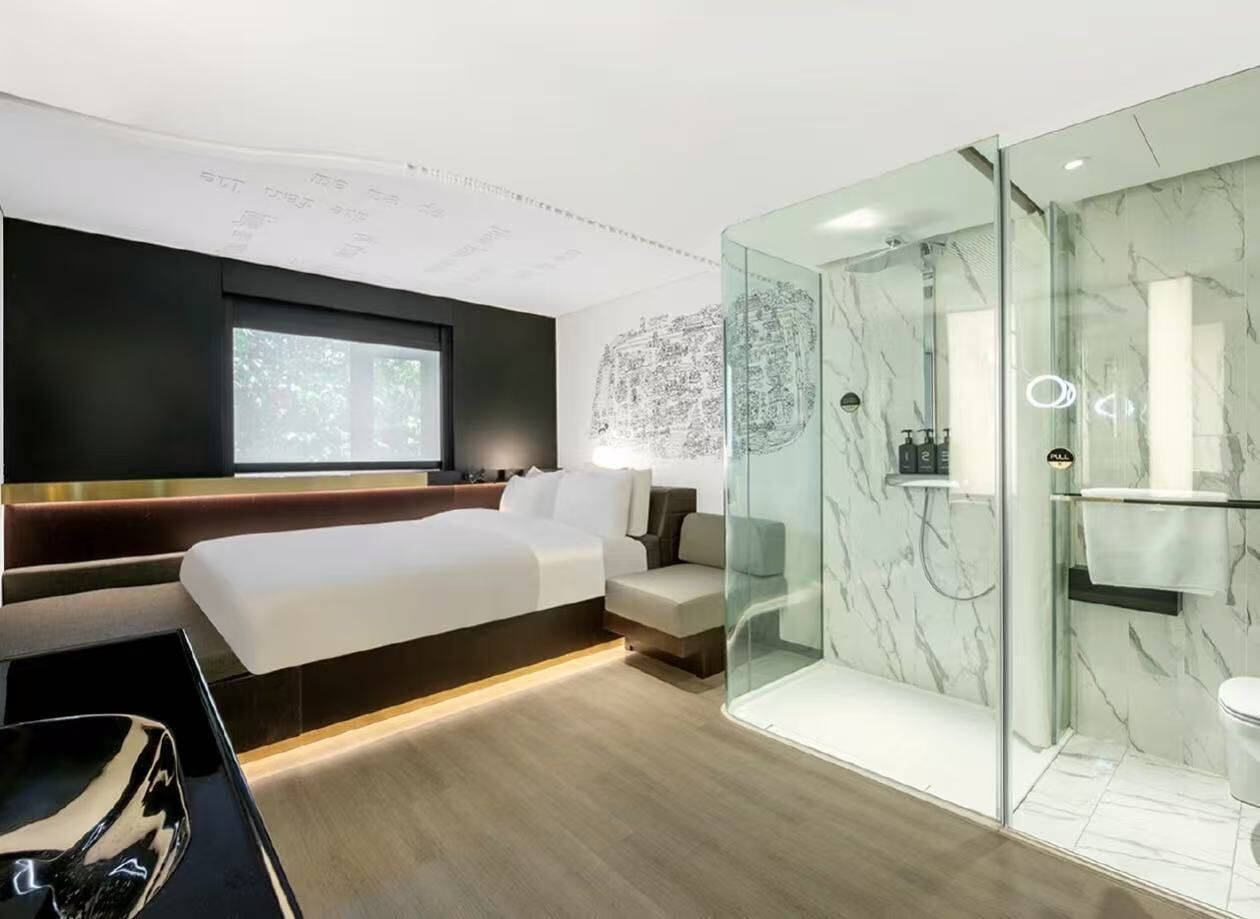 Habitación doble | Edredones de plumas, cortinas opacas, sistema de insonorización