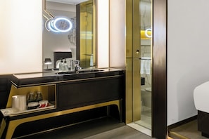 Double Room | Blackout drapes, soundproofing, iron/ironing board, free WiFi