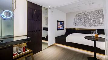 ستائر تعتيم وتجهيزات عازلة للصوت ومكواة/لوح كي وواي فاي مجانًا