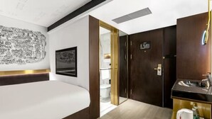 Habitación Premier doble | Baño | Zapatillas y toallas