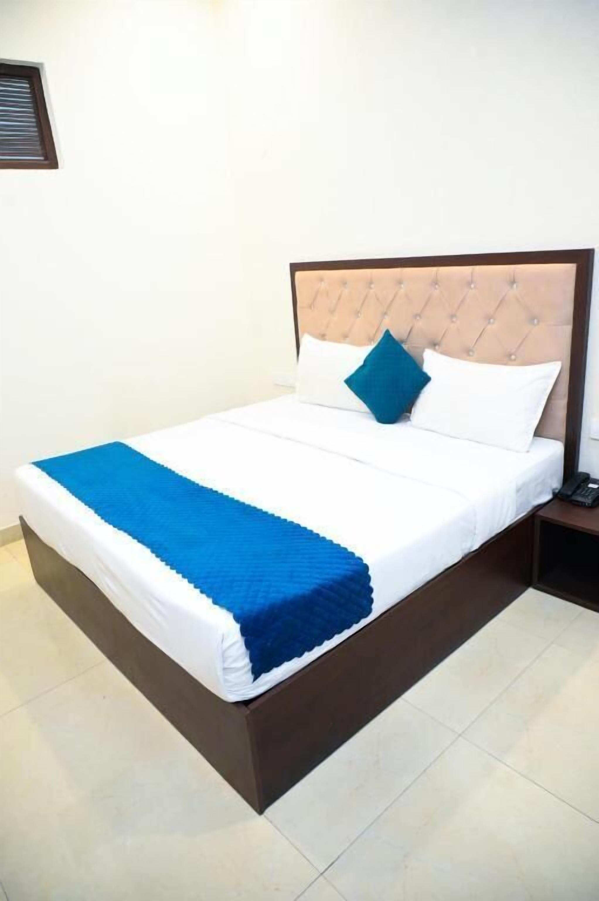 Laptop workspace, iron/ironing board, free WiFi