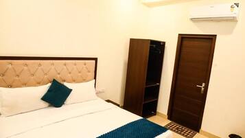 Laptop workspace, iron/ironing board, free WiFi