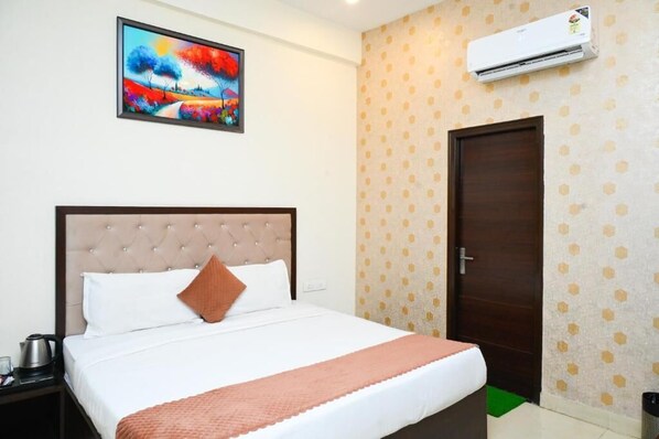 Laptop workspace, iron/ironing board, free WiFi