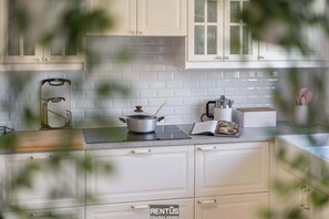 Kjøleskap, mikrobølgeovn, ovn og kokeplater