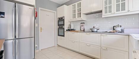 ثلاجة، ميكروويف، فرن، موقد طهي مسطح