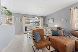 Televisión, libros, oficina