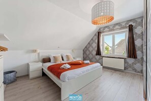 4 bedrooms, desk, iron/ironing board, WiFi