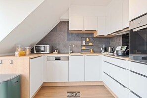 Kjøleskap, mikrobølgeovn, ovn og kokeplater