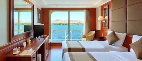 Deluxe Double Room, River View | In-room safe