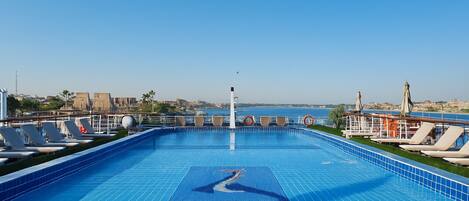 Outdoor pool, pool umbrellas, sun loungers