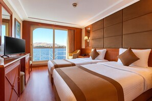 Deluxe Double Room, River View | In-room safe