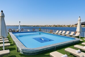 Außenpool, Sonnenschirme, Liegestühle