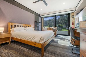 Escritorio, wifi y ropa de cama