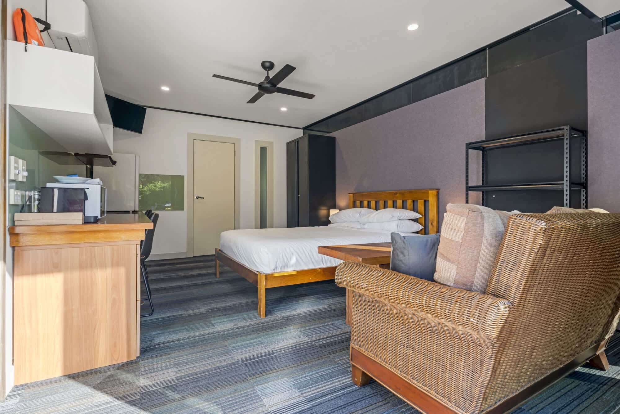 Työpöytä, Wi-Fi, vuodevaatteet