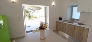 Stovetop, dishwasher, coffee/tea maker, cookware/dishes/utensils