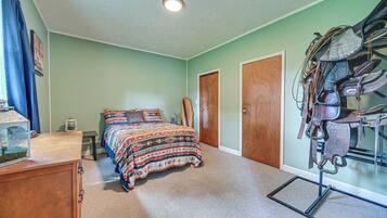 1 dormitori, planxa i posts de planxar, Internet i roba de llit