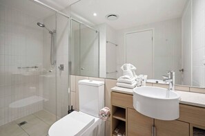 Deluxe appartement, airconditioning, uitzicht op zee | Badkamer