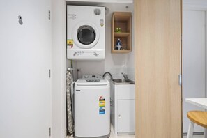 Deluxe Apartment, Air conditioning, Ocean View | Laundry