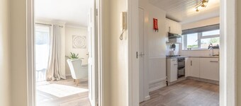 Simple Comforts: 2BR Flat with Free Parking in Newcastle-under-Lyme