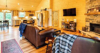 Secluded, Private! Forested Hendersonville Retreat