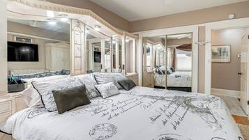 2 slaapkamers, een bureau, een strijkplank/strijkijzer, reisbedje
