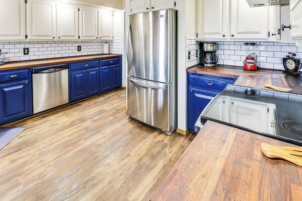Fridge, microwave, stovetop, dishwasher