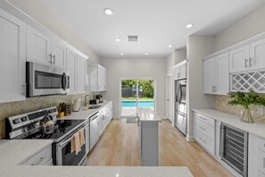 Refrigerador, microondas, horno y parrilla de estufa