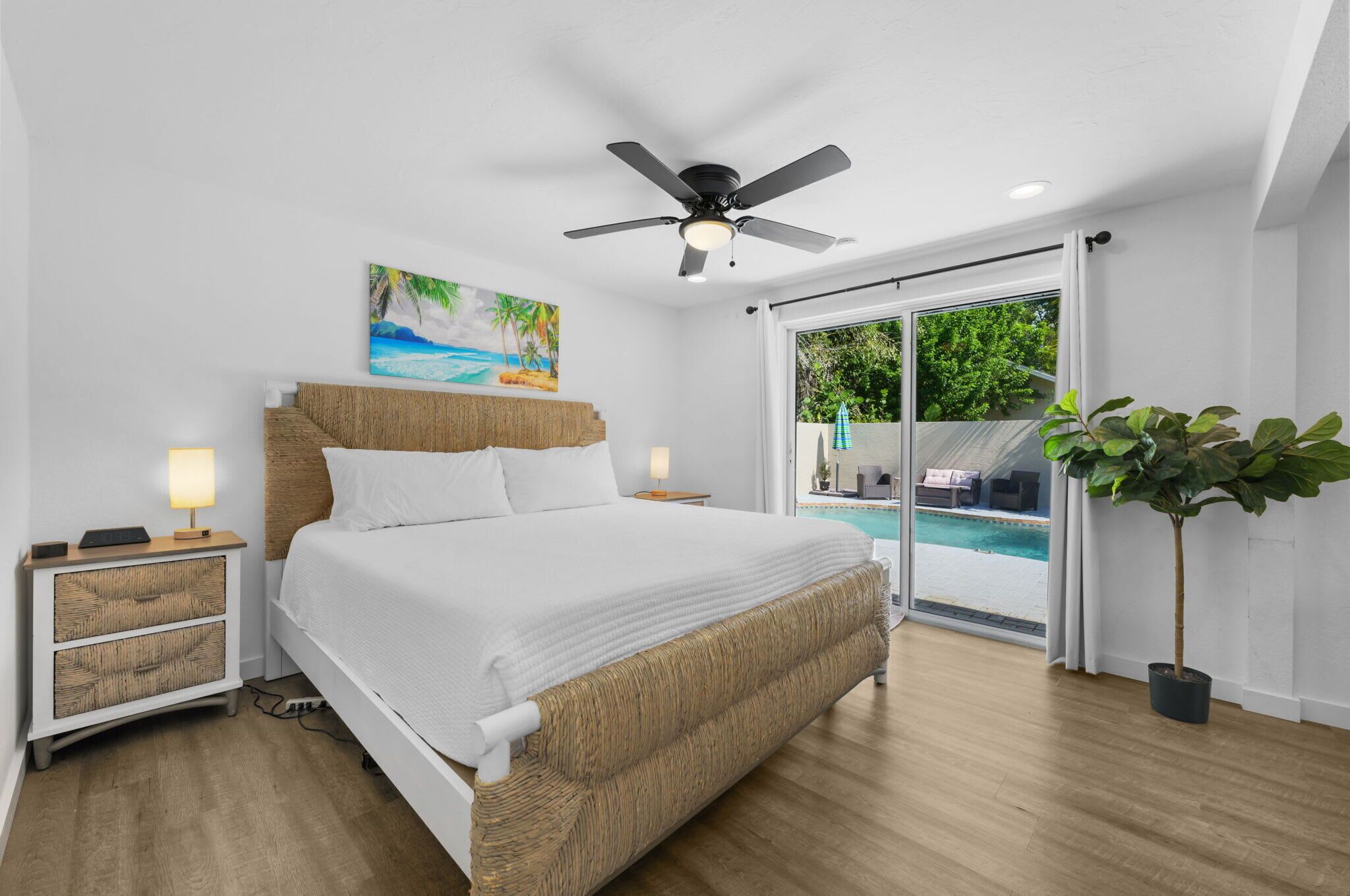 3 soverom, skrivebord, strykejern/-brett og reiseseng for barn