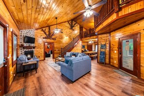 Fernseher, Kamin, Arbeitsbereiche