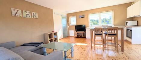 Fernseher, Kamin, Stereoanlage