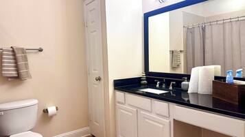 Hårtork, handdukar, tvål och toalettpapper