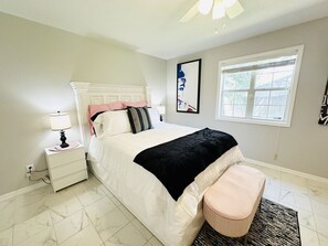 2 bedrooms, desk, iron/ironing board, travel crib - Eastgate 3A Pretty in Pink (Hammond)