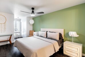 2 室のベッドルーム、アイロン / アイロン台、WiFi (無料)、ベッドシーツ