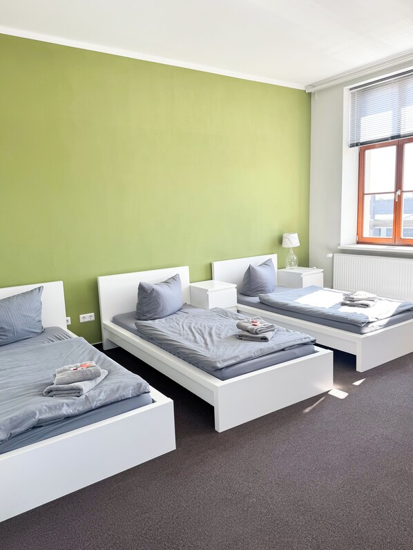 Quarto triplo, vista para a cidade | Wi-Fi de cortesia, acesso para cadeiras de rodas