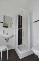 Banheiro | Chuveiro, toalhas de banho, sabonete, shampoo