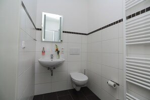 Douche, serviettes fournies, savon, shampoing