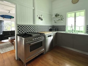 Private kitchen - Classic City Queenslander - Walk to Esplanade (Parramatta Park)