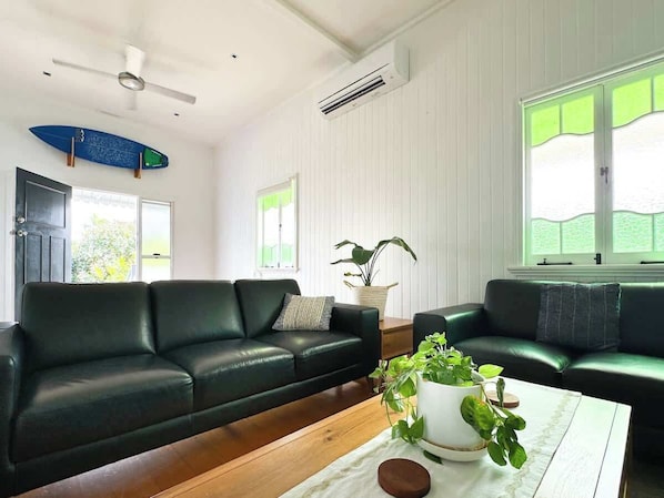 TV - Classic City Queenslander - Walk to Esplanade (Parramatta Park)